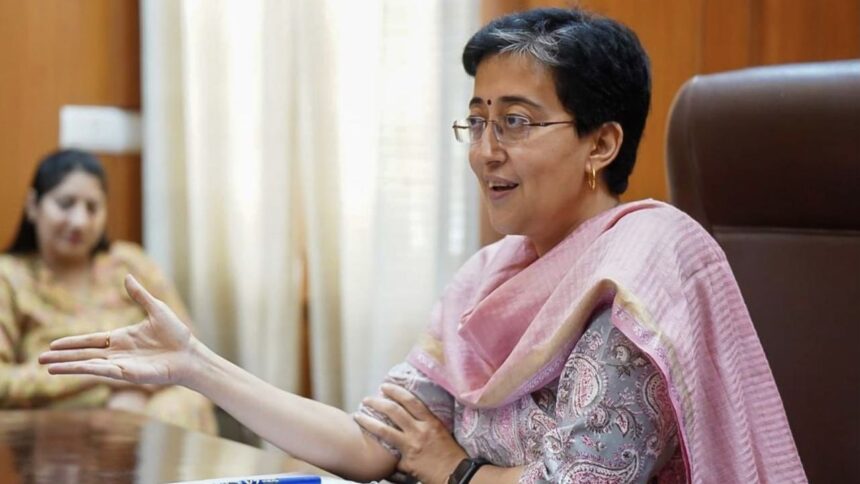 এএপি বেসরকারী বিদ্যালয়ের ফি নিয়ে বিজেপিকে ঘিরে রাখে, আতিশি পিতামাতার সাথে দেখা করেন