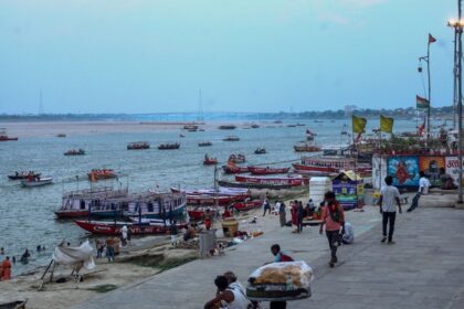 মা হলেন, গঙ্গা, যা আজ সন্ধ্যা, এখনও খাঁটি, তবে আমাদের নোংরা এবং দুর্গন্ধযুক্ত
