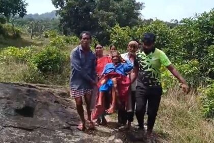 এমনকি 78 বছর স্বাধীনতার পরেও এই গ্রামে কোনও রাস্তা নেই, একজন মহিলা হাসপাতালে চেয়ারের স্ট্রেচার হয়ে ওঠেন