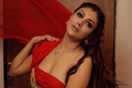 কে খুশী মুখার্জি, যার লোকেরা পোশাক দেখে ক্ষুব্ধ, তারা প্রতি মাসে অকেজো সামগ্রী সহ কয়েক মিলিয়ন উপার্জন করছে