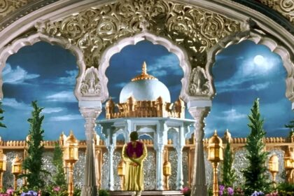 আদালতের দৃশ্যের জন্য হিন্দি সিনেমার 65 বছর বয়সী চলচ্চিত্রটি বাস্তব সোনার এবং মুক্তোগুলির জন্য ব্যবহৃত হয়েছিল