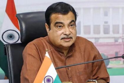 কাশ্মীরের কানেকুমারী ... গাদকারি ব্যাখ্যা করেছিলেন যে কীভাবে দেশে মহাসড়কটি ছড়িয়ে পড়ছে, কয়েক মিনিটের মধ্যে কয়েক ঘন্টা যাত্রা হ্রাস পাবে