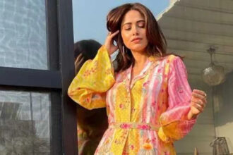 নিজেকে খুলে ফেলতে পারছি না ... নুসরাত ভারুচা তার জুতো খুলে ফেলল, লোকেরা যোগ দিবসে রাগ করছে