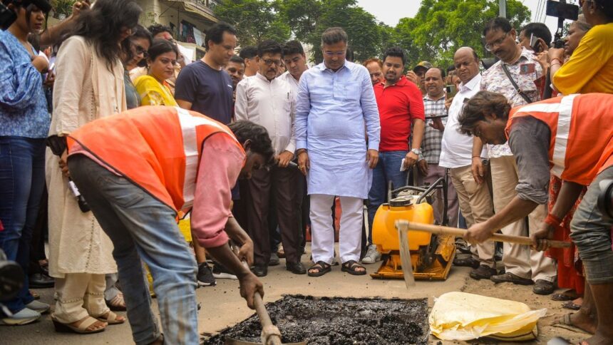3400 পিটগুলি একদিন পূরণ করবে ... দিল্লির রাস্তা সম্পর্কিত মন্ত্রী পারভেশ ভার্মার বড় দাবি