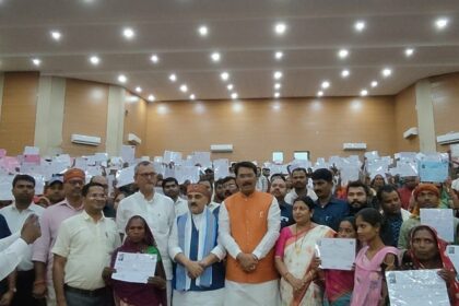 দরভাঙ্গায় 600০০ এরও বেশি ভূমিহীন পরিবারের স্বপ্ন বুঝতে পেরেছে .... রাজস্ব মন্ত্রী সঞ্জয় সারাওগি হোম পেপার বিতরণ করেছেন