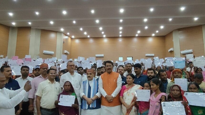 দরভাঙ্গায় 600০০ এরও বেশি ভূমিহীন পরিবারের স্বপ্ন বুঝতে পেরেছে .... রাজস্ব মন্ত্রী সঞ্জয় সারাওগি হোম পেপার বিতরণ করেছেন