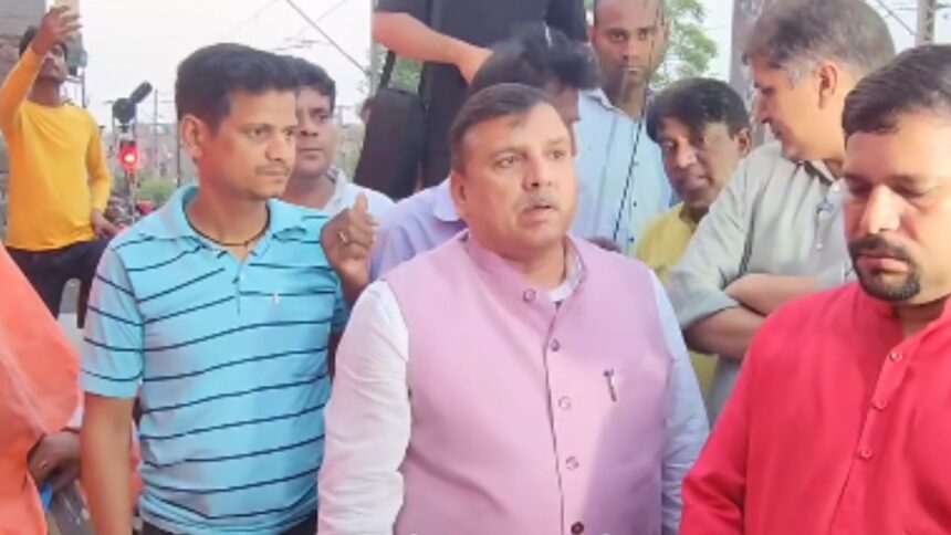 সঞ্জয় সিং দিল্লির বস্তিতে বুলডোজারদের উপর রাগান্বিত, রেখা সরকার আক্রমণ করেছিলেন