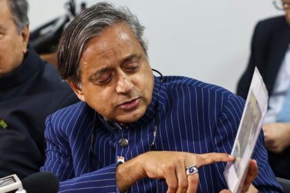 আমাদের ব্যাখ্যা করার দরকার নেই ... আমাদের কাছে যাওয়ার আগে পাকিস্তানের কাছে শশী থারুরের প্রত্যক্ষ বার্তা