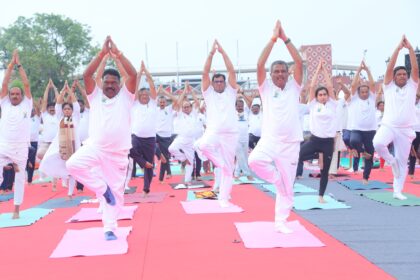 শিক্ষামন্ত্রী ধর্মেন্দ্র প্রধান ওড়িশার সাম্বলপুরে যোগ দিবস উদযাপন করেছেন, ছবি দেখুন