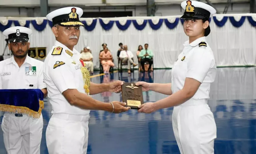 আস্থা পুনিয়া – ভারতীয় নৌসেনার প্রথম মহিলা ফাইটার পাইলট